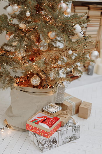 Noel ağacı, hediye kutuları, şenlikli ortam, süslü ağaç, Sıcak Noel, tatil hediyeleri, Noel süsleri, Noel hediyeleri, Noel dekoru, tatil sezonu, Noel atmosferi
