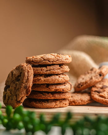 chocolade koekjes, vers gebakken, zelfgemaakte koekjes, houten oppervlak, detailopname, stack, toetje, zoete traktatie, gebakken goederen, stapel van koekjes, tussendoortje
