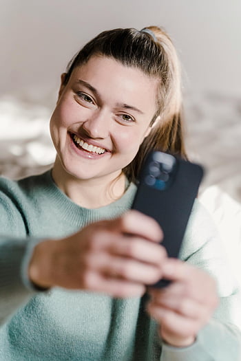 pozitivní mladá žena, selfie foto, usmívající se žena, chytrý telefon, radostný okamžik, Vnitřní fotka, selfie mladé ženy, šťastná žena, s selfie, Vnitřní selfie, chytrý telefon selfie
