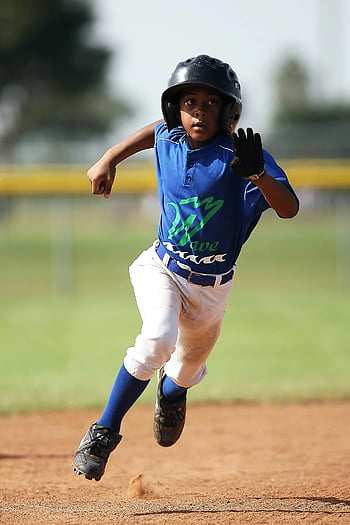 chlapec, modrý a bílý dres, běh, basebalové hřiště, hnědá půda, během dne, dítě, sprinty, hbitost, sport, baseballová helma