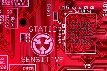 Microchip rosso, Sensibile statico, scheda di circuito, vista ravvicinata, componente elettronico, microelettronica, dispositivo a semiconduttore, hardware tecnologico, circuito elettronico, elettricità statica, Elettronica sensibile