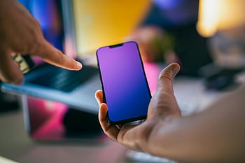 Mano puntando, smartphone, schermo sfumato, impostazione dell'ufficio, tecnologia, dispositivo mobile, Display digitale, ufficio moderno, gesto delle dita, comunicazione, touch screen