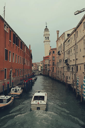 Venedig, Motorboot, Kanal, Historischer Turm, charmante Architektur, malerischer Kanal, italienische architektur, venezianischer Kanal, Wasserweg, europäische Stadt, Reiseziel