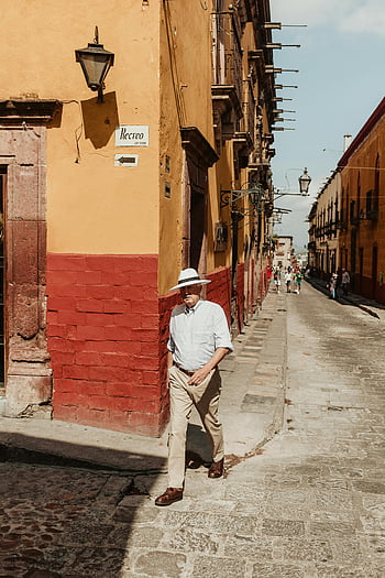elegantní muž, chůze, ulice, san miguel de allende, Mexiko, barevné architektury, okouzlující ulice, Muž v klobouku, dlážděné ulice, pouliční lampa, historické budovy