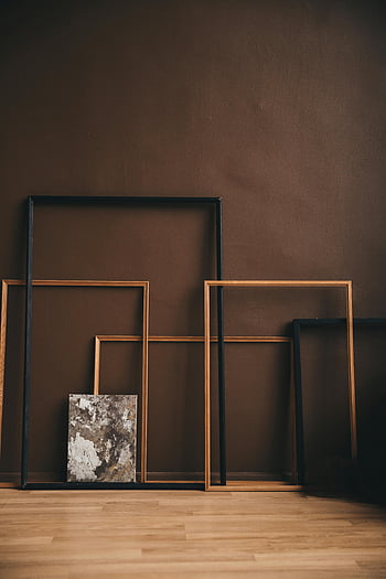 cornici vuote, laboratorio d'arte, cornici minimaliste, cornici di legno, cornici di metallo, muro rustico, studio d'Arte, cornici inclinate, cornici di immagini vuote, arredamento da studio, Arte minimalista