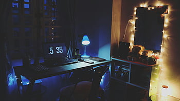 slått på bærbar PC, skrivebord, varmt opplyst, Koselige strenglys, natt scene, hjemmekontor, bord lampe, digital klokke, Teddybjørn, speil, streng lys