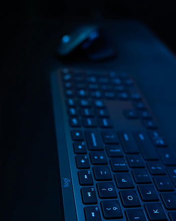 keyboard hitam, foto close-up, pengaturan ambient gelap, keyboard dan mouse, tampilan close-up, periferal komputer, Papan ketik Logitech, lampu latar biru, fotografi teknologi, pengaturan game, Desain Ergonomis