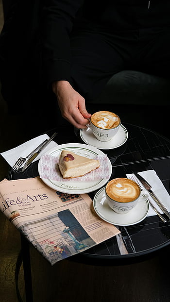 cappuccino, dort, café stůl, útulná kavárna, dezert, kulatý stůl, káva, latte art, tvarohový koláč, noviny, kavárna