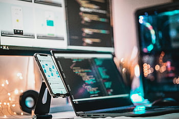 Smartphone, Laptop, Nahaufnahme, Tech Setup, Codierungsbildschirm, Gadgets, Technische Themen, Schreibtisch-Setup, Programmierumgebung, Büroarbeitsplatz, Bokeh Lichter