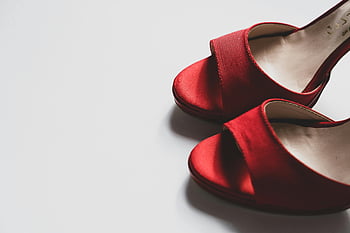 Sandali rossi, sfondo bianco, tacchi alti eleganti, Sfondo bianco pulito, temi di moda, temi di eleganza, scarpe rosse con tacco alto, scarpe rosse, Calzature eleganti, calzature di moda