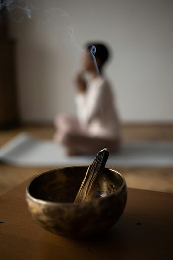 향을 피우다, 사발, 요가를 연습하는 여자, 마음가짐, 고요한 순간, 요가 연습, 향 연기, 심사 숙고, 기분 전환, 영적 연습, 요가 배경