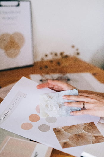 färgpaletter, designer, kreativt projekt, träbord, färgkatalog, färgval, material, färgpalett, händer, ringa, arbetsyta