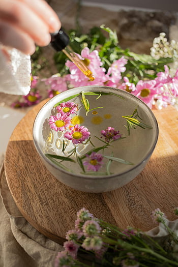 esenciální olej, miska, plovoucí květiny, dřevěná deska, klidné nastavení, detail, kapky, voda, aromaterapie, relaxace, přírodní ingredience