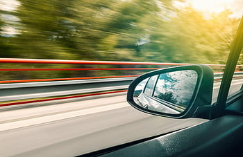 černé křídlo zrcadlo, boční pohled zrcadla, Vysokorychlostní cestování, dálnice, efekt rozostření pohybu, auto zrcadlo, výlet, cestovní fotografie, boční zrcátko vozidla, venkovní scenérie, Cestování na dálnici