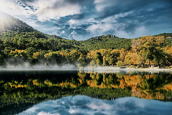 zelené stromy, jezero, bílé mraky, modrá obloha, klidné jezero, İzmir Turecko, svěží zeleň, hory, živé nebe, odraz, přírodní krajina
