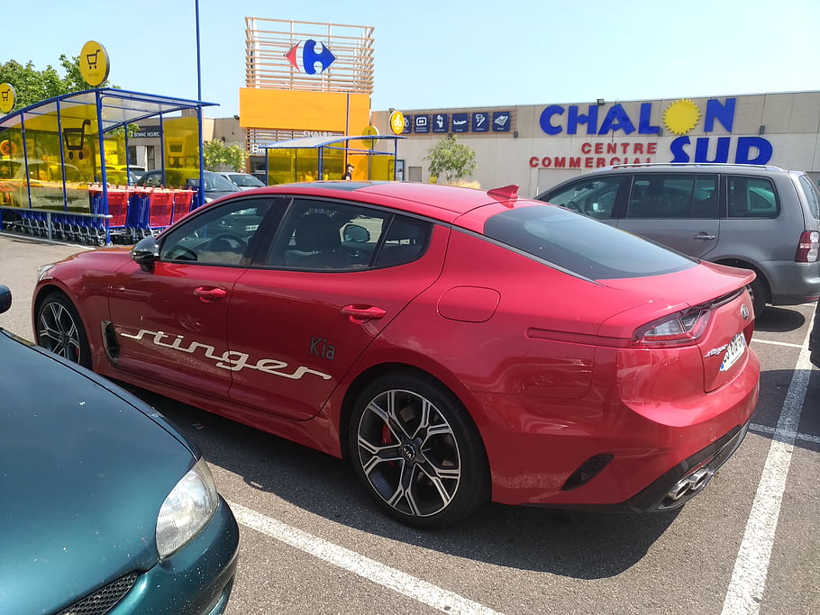 kia, stinger, v6, 3.3, 370 HP, chalon sur saone, červené auto, parkoviště, komerční centrum, zpětný pohled, kola