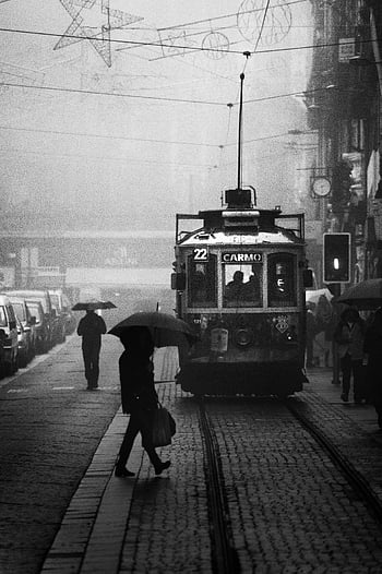 fotografie ve stupních šedi, přes ulici, tramvaj, porto, Život deštivého ulice, veřejná doprava, černobílé fotografie, městské scény, dlážděné ulice, deštníky