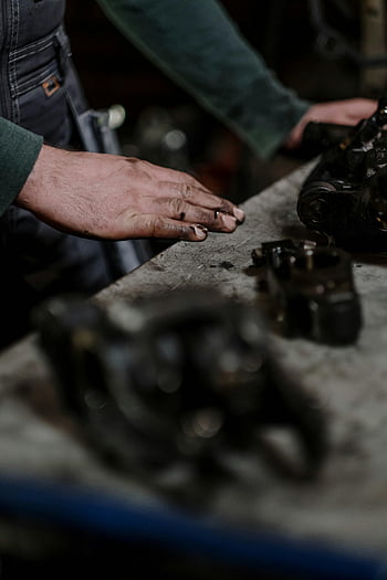 mechanik, pracovní, demontovat motor, detail, ruce, inspekce, částí motoru, Nastavení dílny, opravy automobilů, mechanická práce, údržba