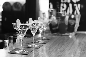 fotografie ve stupních šedi, margarita sklo, stůl, černobílý, barový pult, plátky citronu, Elegantní atmosféra, koktejlové sklenice, Černý a bílý, Prezentace nápoje, nastavení lišty
