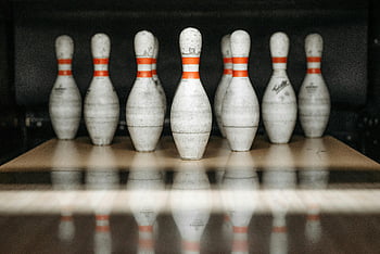 bílé kuželky, červené bowlingové kolíky, bowlingová dráha, detailní pohled, seřadil bowlingové kolíky, Odrazy na podlaze, bowlingové kuželky, Bowlingová hra, sportovní vybavení, halové sporty, Nastavení bowlingových kolíků