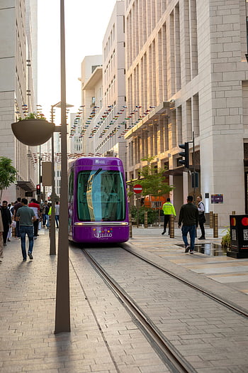tramvaj v uličce, doha, veřejná doprava, moderní architektura, katar, Vibrující tramvaj, městské scény, městský život, tramvaje, Street View, lidí, kteří jdou