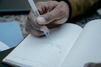 書く人、 ノート、 閉じる、 手書き、 裏地付きノート、 ペン、 メモを書く、 調査、 ジャーナリング、 教育