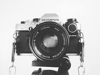 fotoaparát olympus, Černý a bílý, 50mm objektiv, klasický fotoaparát, vinobraní fotoaparát, Systém Olympus OM, černobílé fotografování, tělo fotoaparátu, fotografické vybavení, černá a šedá, kamerové čočky
