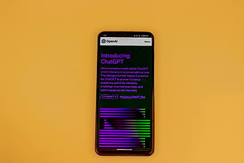 chatgpt、 AIアシスタント、 スマートフォン、 鮮やかな背景、 AIテクノロジー、 即時回答、 外出先で、 openai、 ポケットAI、 会話AI、 接続を維持