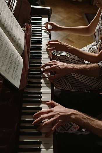 coppia che suona il pianoforte, avvicinamento, mani, chiavi, musica, unisono, tasti del piano, spartito, duetto, musicale, strumento