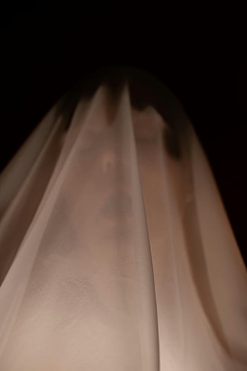 gruselige Frau, weißer Schleier, unheimliches Porträt, Mysteriöse Frau, Halloween -Themen, Verschleierte Frau, gruslig, Geistere Figur, dunkler Hintergrund, eindringliches Bild, Geist