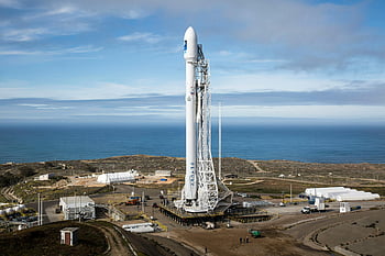 Rocket SpaceX, trampolino di lancio, vista sull'oceano, cielo sereno, lancio del razzo, razzo bianco, SpaceX, sito di lancio, lancio costiero, Tecnologia missilistica, esplorazione dello spazio