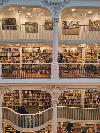 biblioteka, Biblioteka wielopoziomowa, ozdobne balustrady, półki na książki, biblioteka wewnętrzna, budynek biblioteki, biblioteka wielopiętrowa, kolekcja książek, Projekt biblioteki, architektura biblioteki, przestrzeń do czytania