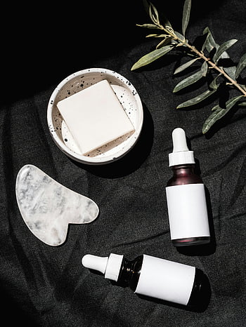 brązowe szklane butelki, czarna tkanina, Gua sha, kostka mydła, produkty do pielęgnacji skóry, ciemne tło, butelki z serum, marmurowa gua sha, Białe mydło, Minimalistyczny układ, Naturalna pielęgnacja skóry
