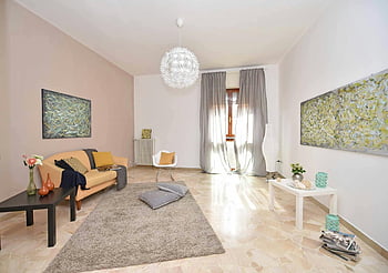 szürke függöny, fehér szoba, modern nappali, elegáns dekoráció, természetes fény, nagy ablakok, tágas szoba, Kortárs belső tér, élettér, lakberendezés, belsőépítészet