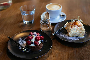 berry koláč, dort, cappuccino, dřevěný stůl, Nastavení dezertů, černé desky, práškového cukru, ovocná poleva, kávový šálek, sklenice vody, Jar cukru