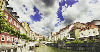 ljubljana, nehir kenarındaki binalar, renkli mimarlık, dramatik gökyüzü, Gündüz Sahnesi, canlı renkler, şehir manzarası, Nehir manzarası, doğal görünüm, avrupa şehri, beyaz gri mavi gökyüzü