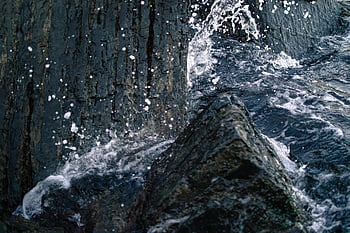 Ozean Wellen, schroffen Felsen, Wasser spritzt, Dynamische Texturen, Nahansicht, Ozean und Felsen, Naturlandschaft, Küstenlandschaft, Wellenwirkung, Steinformationen, spritzendes Wasser