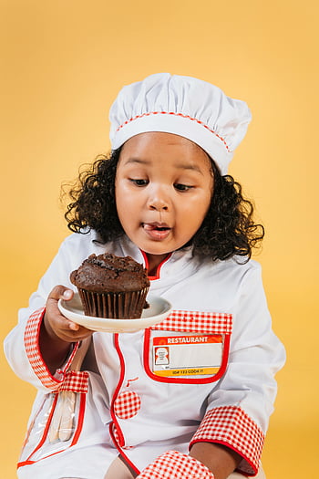 Dětský šéfkuchař, čokoládový muffin, žluté pozadí, roztomilé dítě, šéfkuchař, malý šéfkuchař, kuchař klobouk, Outfit šéfkuchaře, Muffin na talíři, nádherné dítě