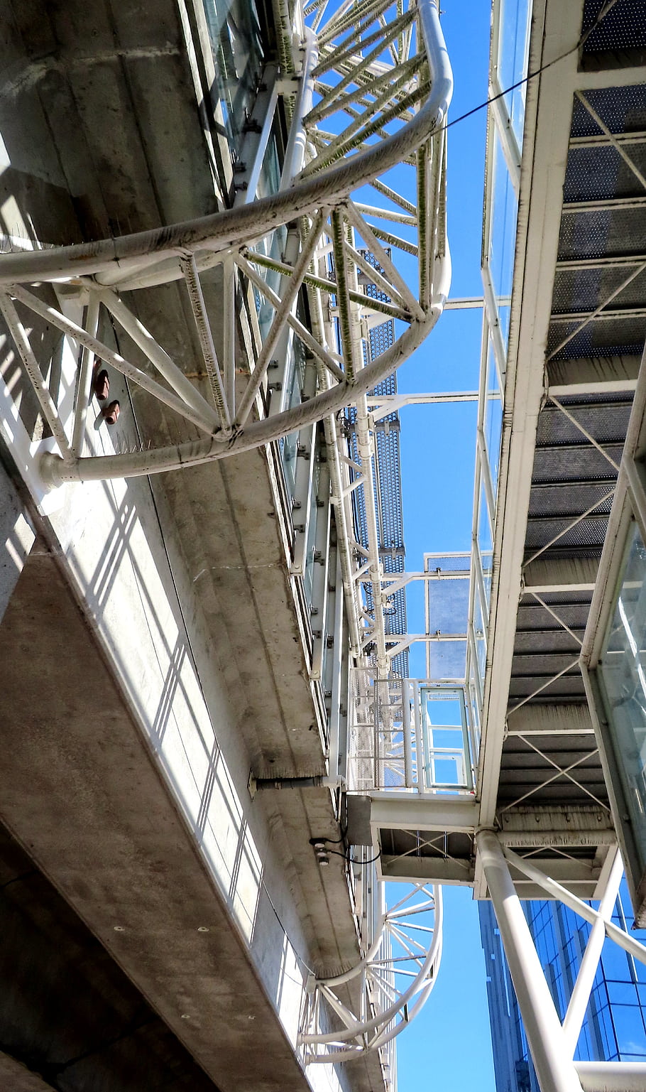 architektura, Nová stanice West, Strukturální prvky, kovová konstrukce, modrá obloha, městského designu, moderní konstrukce, skleněné panely, betonových konstrukcí, geometrické vzory, průmyslový design