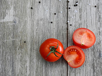 pomodori maturi, tavolo in legno rustico, grani di pepe, avvicinamento, prodotti freschi, cibo salutare, ingredienti naturali, pomodori rossi, pomodoro a fette, Pomodoro intero, superficie di legno