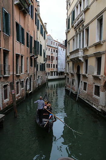Benátky, gondola, úzké kanály, okouzlující cesta, Kultovní kanály, Itálie, pohled z ptačí perspektivy, jízda gondola, benátské architektury, Prohlídka kanálu, romantické cestování