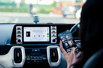 運転する人、 スマートフォンの使用、 車のダッシュボード、 タッチスクリーンディスプレイ、 内部車両、 ドライバーの気晴らし、 携帯電話の使用、 車内、 車のコントロール、 ダッシュボードコントロール、 車内でのスマートフォン