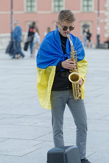 ukrajinská vlajka, pouliční umělec, hudebník, pouliční muzikant, saxofon, město, městský, kavkazský