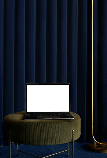 laptop, hvit skjerm, Moderne bærbar PC, elegant bord, Elegant fløyelsgardin, Design mockups, blank skjerm, Stilig oppsett, moderne design, minimalistisk estetikk, innendørs innstilling