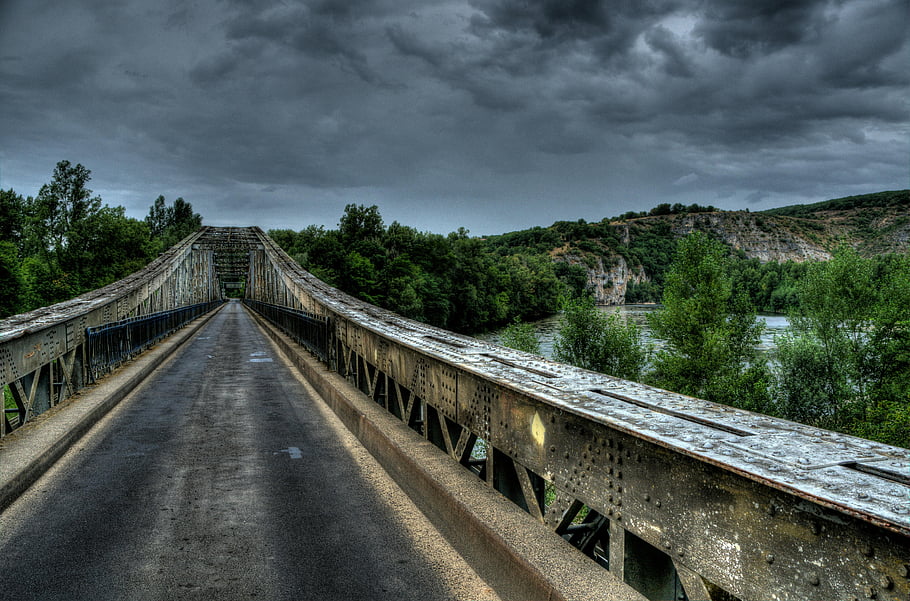 jembatan, sungai, tanaman hijau subur, langit badai, awan kelabu, gunung, langit yang dramatis, cuaca mendung, pemandangan luar ruangan, pemandangan alam, fotografi jembatan