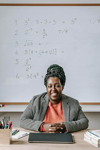 Profesor de femeie neagră, sală de clasă, tablă albă, Ecuații de matematică, profesor zâmbitor, birou, educaţie, învățătură, Profesor afro -american, şcoală, mediu educational