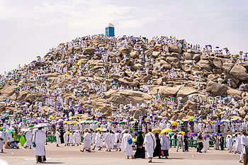 poutníků, Mount Arafat, hajj, Islámská pouť, mecca, Saudská arábie, skalnaté hory, Tisíce lidí, Každoroční pouť, deštníky, bílé oblečení