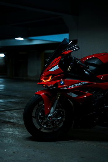 červené BMW S1000RR, sportovní motocykl, Disly osvětlená garáž, elegantní design, detail, parkoviště, červené kolo, bmw motocykl, Osvětlení garáže, Detaily motocyklu, sportovní kolo