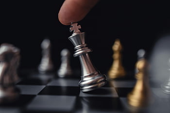 šachová figurka, detailní záběr, stříbrný král, strategická hra, ruční pohyb, šachovnice, šachová hra, intenzivní zaměření, Šachová strategie, šachové figurky, šachový král