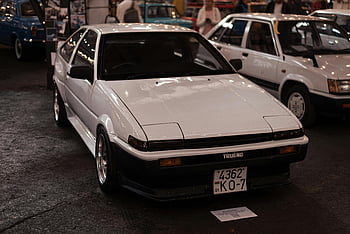Toyota AE86, Bílá Toyota Trueno, vnitřní výstava automobilů, klasický vintage design, Přehlídka aut, Historické auto, Vnitřní výstava, klasické auto, Vintage Toyota, Přehlídka automobilu, trueno